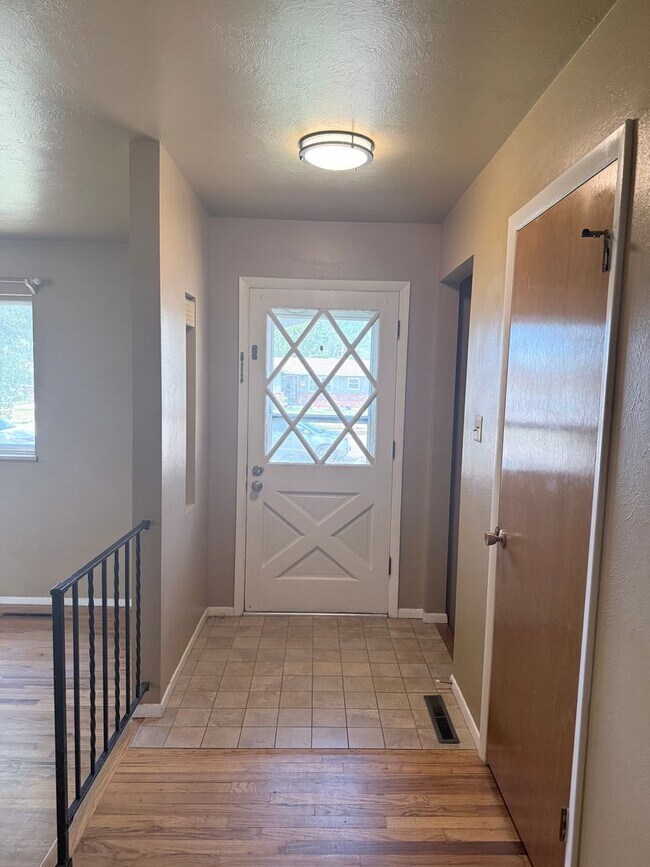 Building Photo - 1419 Prado Dr