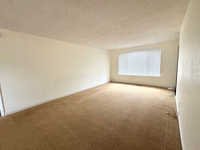 Building Photo - Spacious 3-Bedroom Home with Large Deck