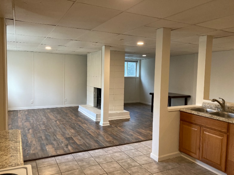 Building Photo - 817 S 140th St