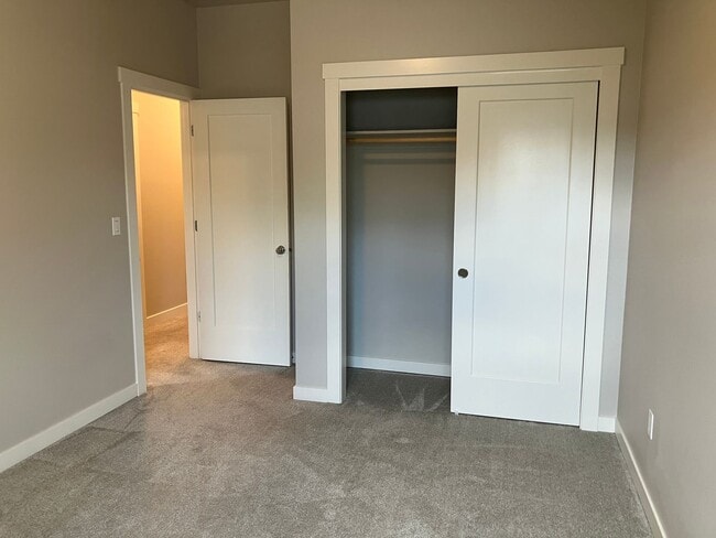 Building Photo - Large Three Bedroom Home in Sustainable South Salem Community