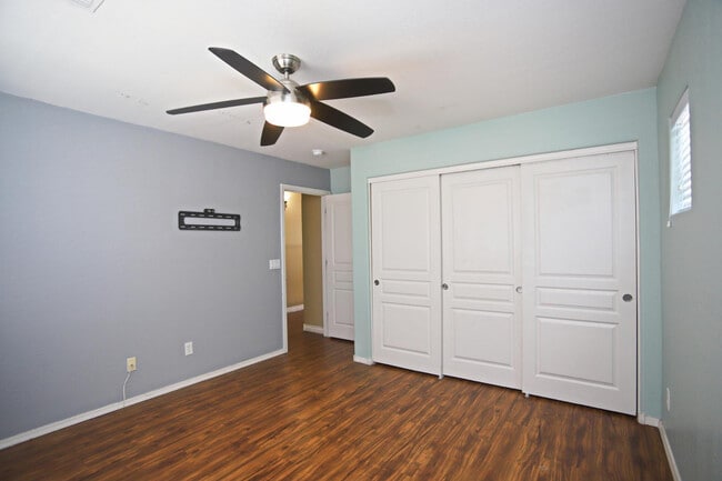 Building Photo - 512 E Rainbow Dr