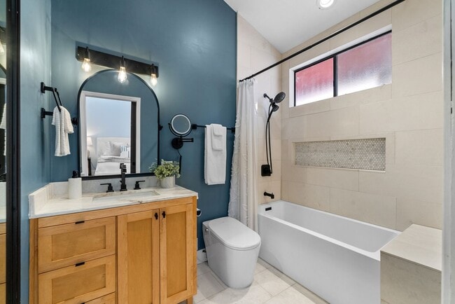 Building Photo - Charming 2 Bedroom 2 Bath In Beautiful Hillcrest