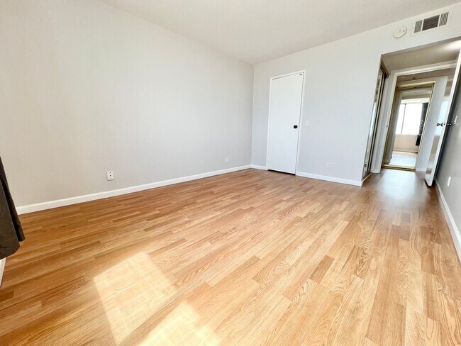 Building Photo - Oceanfront Top-Floor Condo – 1 Bed, 1 Bath...