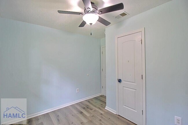 Building Photo - 1062 Kelly Dr