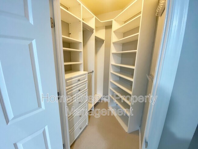 Building Photo - 2465 Army Navy Dr