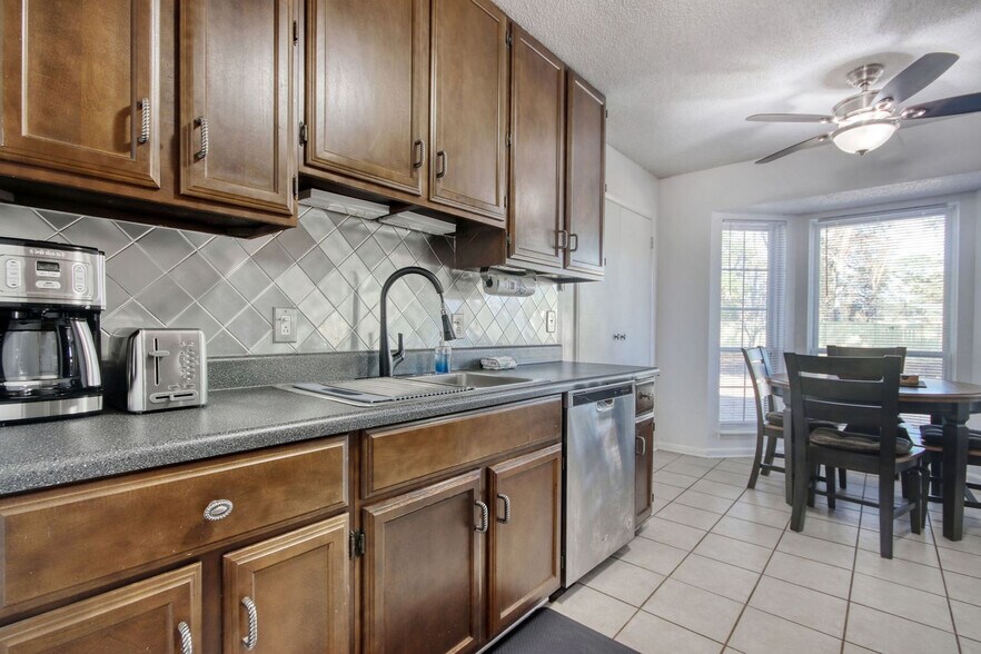 Building Photo - 104 Spanish Oak Dr