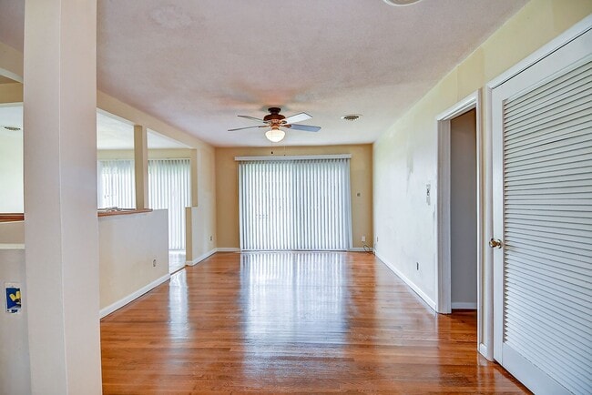 Building Photo - FOR RENT -  BRICK RANCH