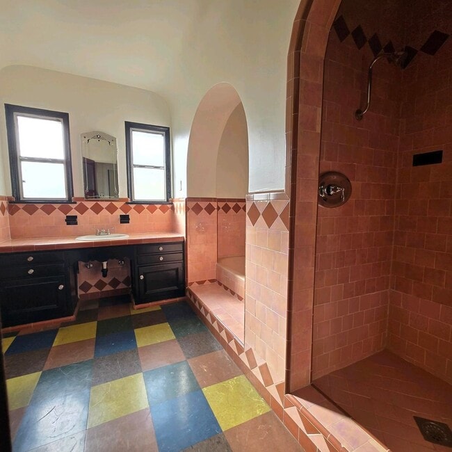 Building Photo - Large Fairfax area Lower Duplex