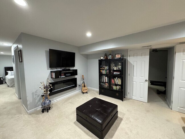 Building Photo - Gorgeous 5 Bed 3.5 Bath Single Family Home...