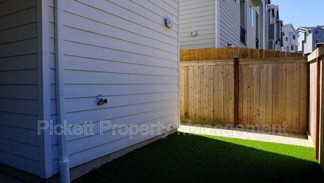 Building Photo - 814 NW Highgarden Dr