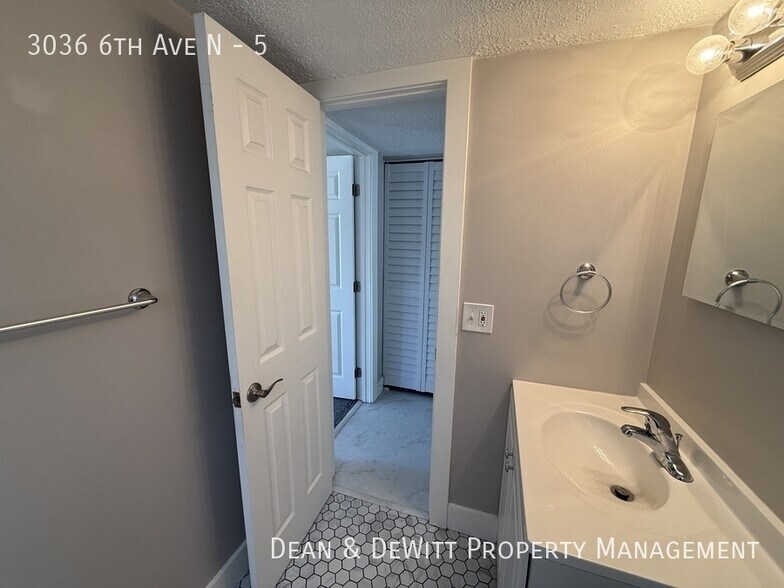 Building Photo - 1 Bed/1 Bath - Unit 5