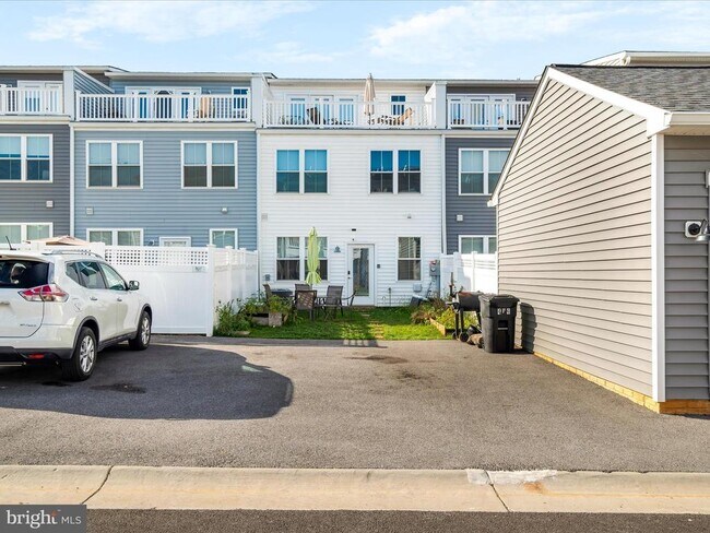 Building Photo - 404 Waverley Dr