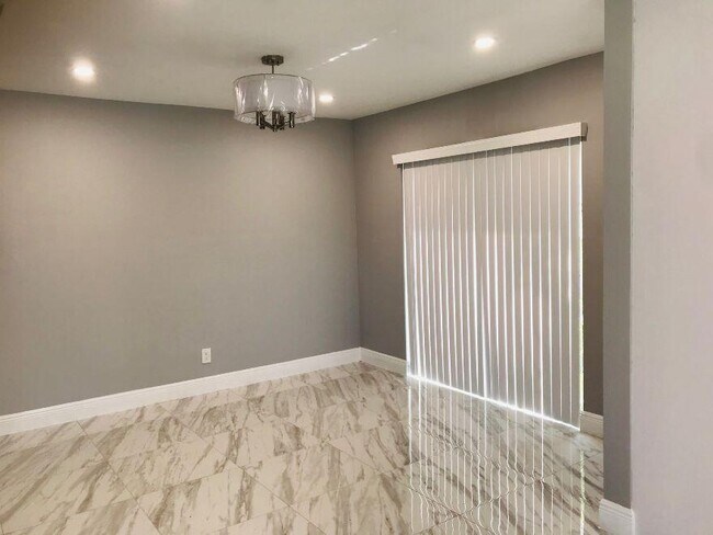 Building Photo - 7645 San Mateo Dr E