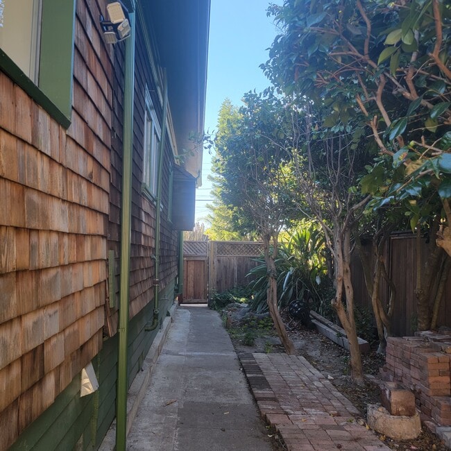 Building Photo - 2747 McGee Ave