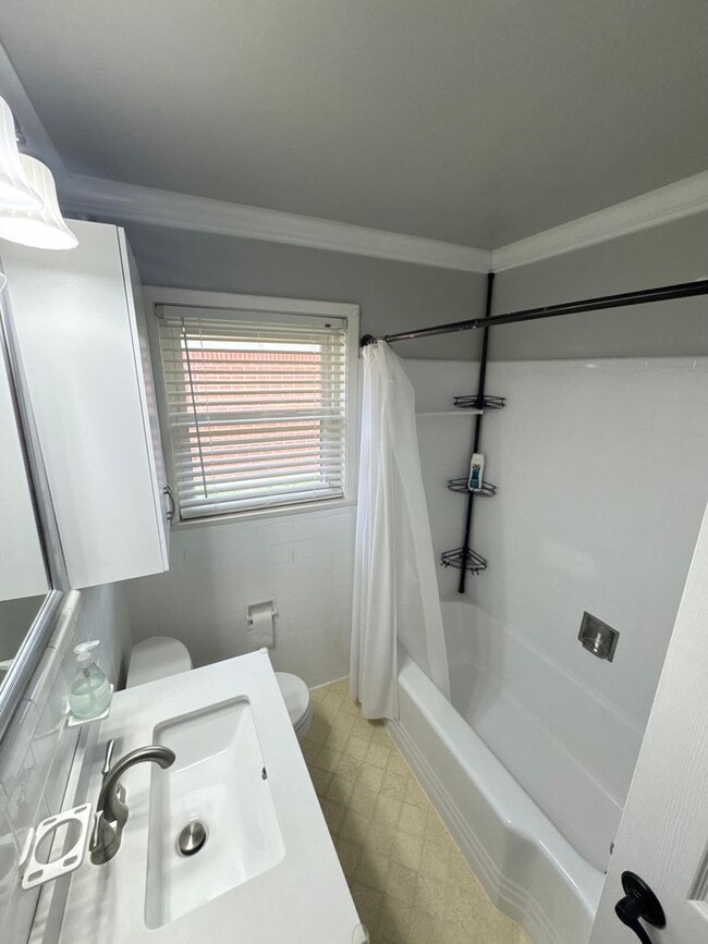 Building Photo - Broadmoor!