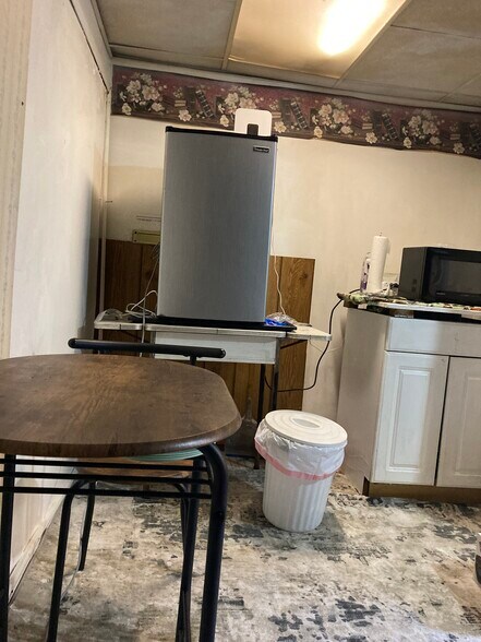 New stove, top/mini fridge, tenant supply table - 764 Lenore Ln