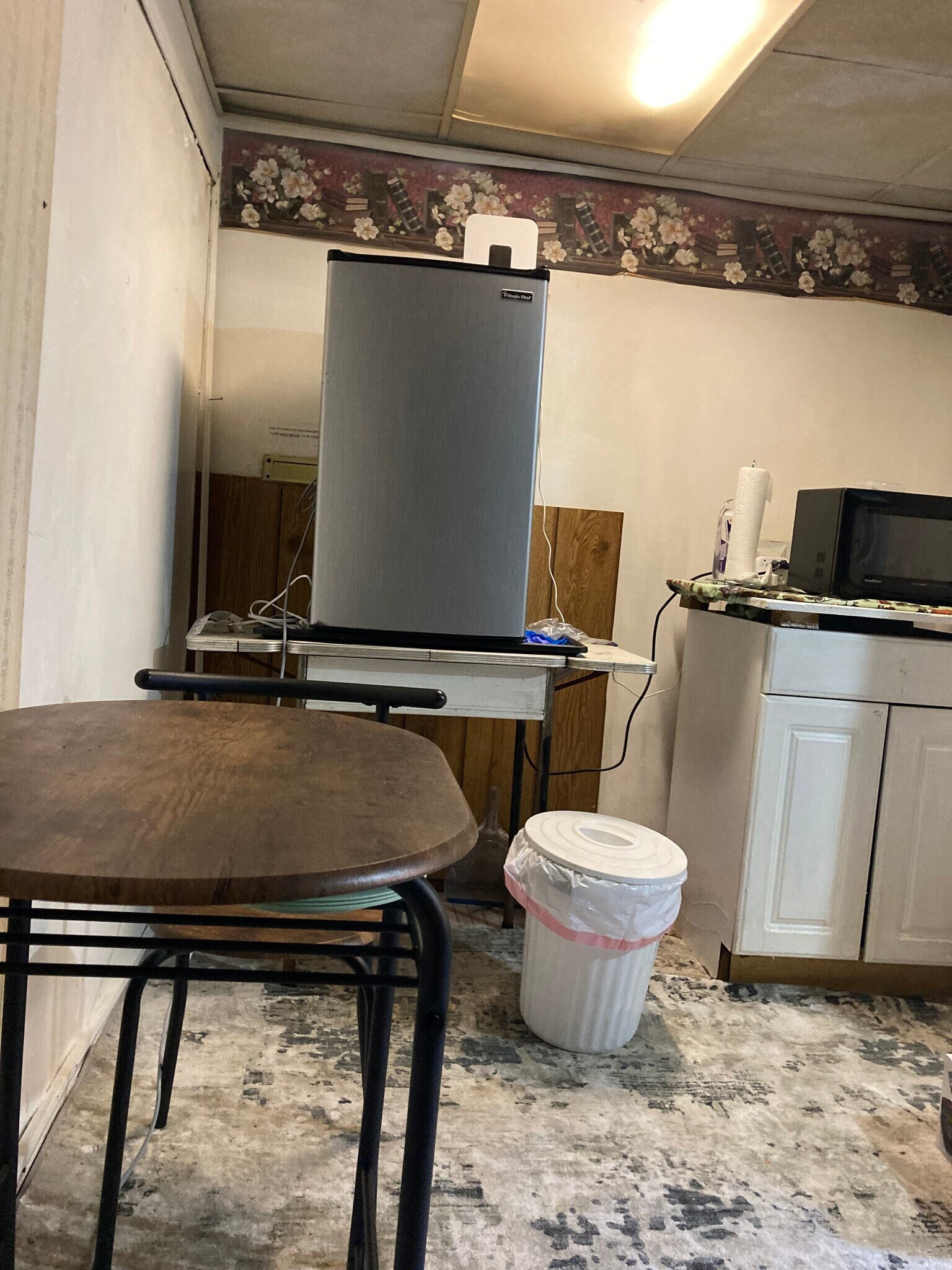 Small table chair - 764 Lenore Ln