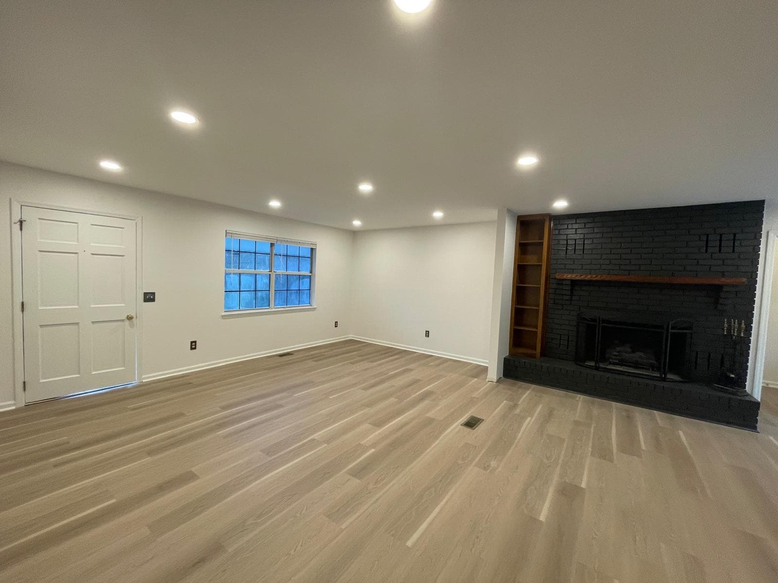 Living area (open concept) (front door) - 1936 Ashmore Ave