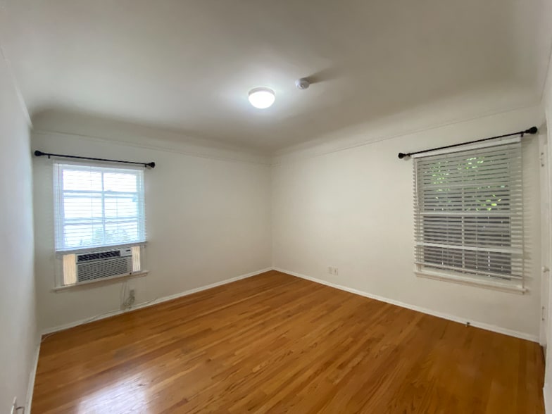 Building Photo - 9006 Burton Way