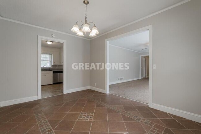 Building Photo - 2136 Robin Rd