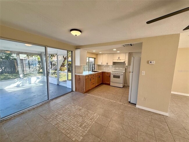 Building Photo - 3931 Claremont Dr