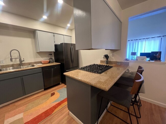 Building Photo - Charming Furnished 1-Bedroom Loft-Style Co...