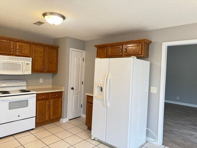 Building Photo - Almost 2000 sq.ft! Super Nice & Clean! 3 B...