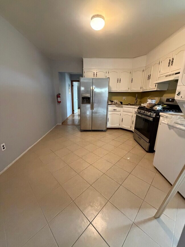 Building Photo - 592 N 6th St