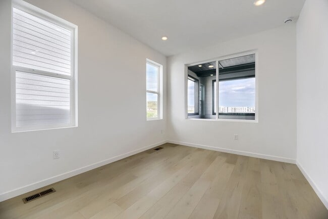 Building Photo - 10940 Stanza Ln