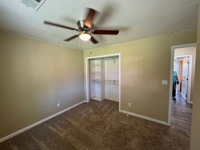 Building Photo - 3 bdrm 2 bath house on quiet cul -de-sac w...