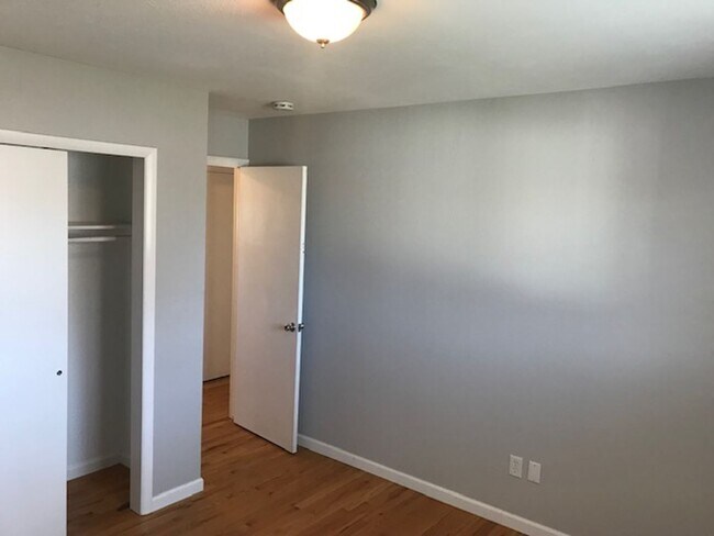 Building Photo - Bright & Beautiful 2-bedroom 1 Bath Across...