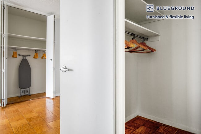 Building Photo - 245 E 40th St