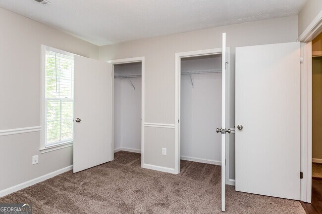 Building Photo - 465 Rosehill Dr