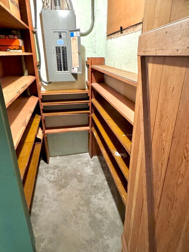 Building Photo - Alameda Neighborhood Pristine Tudor Home, Downtown Views, All The Amenities - A Must See!