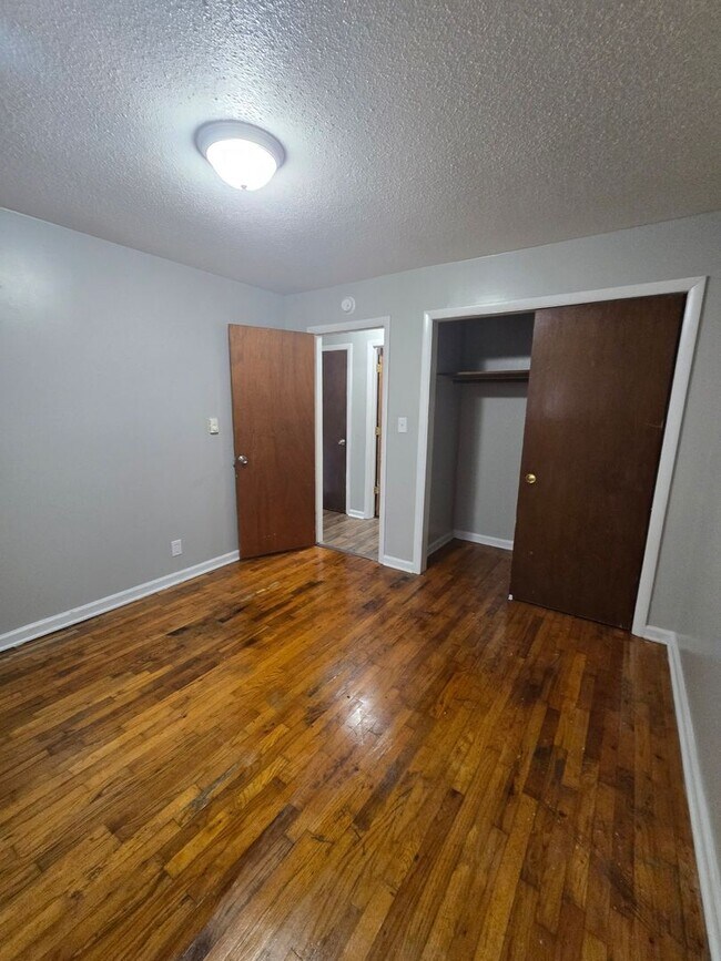Building Photo - Two Bedroom Duplex located on the Westside off West 10th St and Lynhurst Dr
