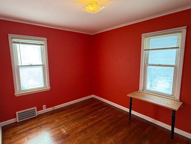 Building Photo - Move-In Ready 3 Bedroom, 2 Bathroom Home in Dearborn