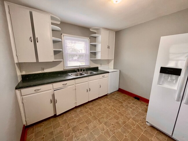 Building Photo - FREE MONTH'S RENT! Duplex Downtown Athens!...