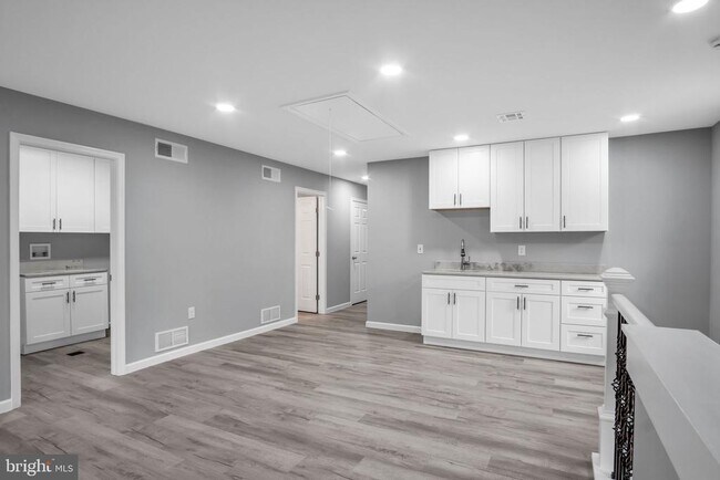 Building Photo - 1500 Embassy Dr