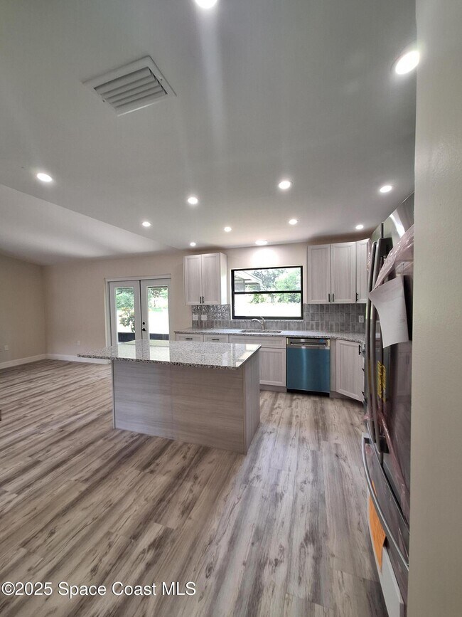 Building Photo - 4440 Sherwood Dr