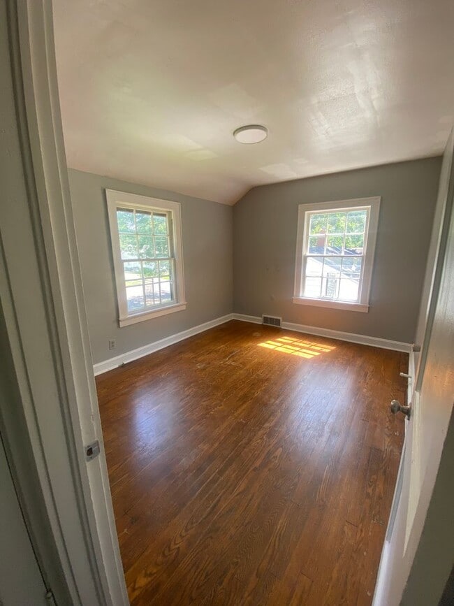 Building Photo - Charming 4-Bedroom Home with Sunroom, Fenc...