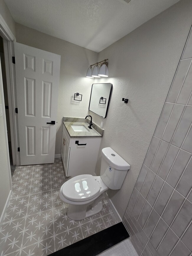 Building Photo - 509 E 41st St