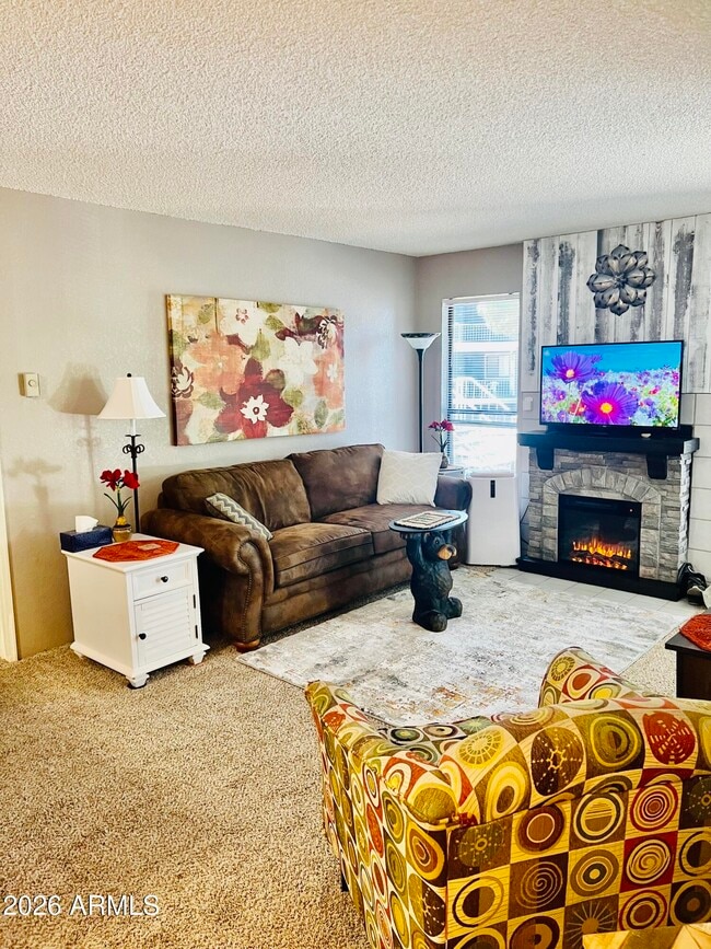 Building Photo - 2700 S White Mountain Rd