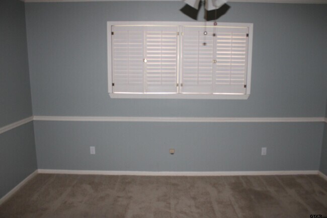 Building Photo - 713 Meadow Creek Dr