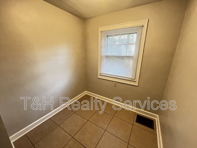 Building Photo - 5542 N College Ave