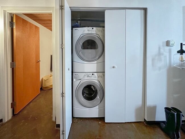 Building Photo - 120 Holmes St