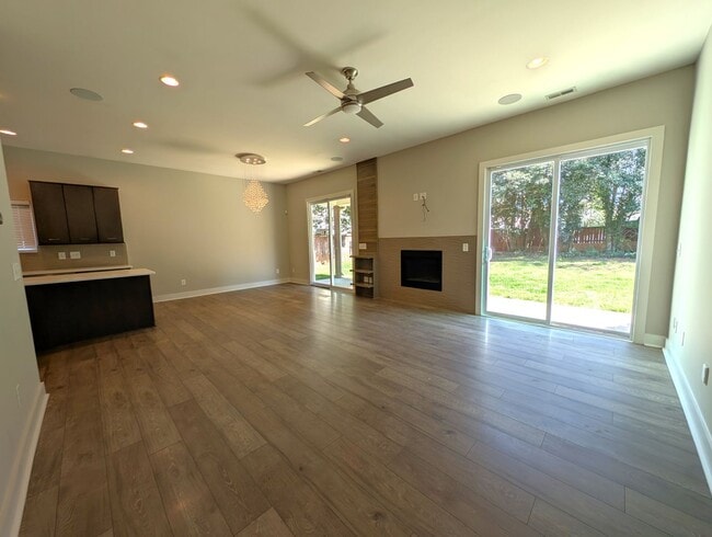 Building Photo - Stunning Contemporary 2 story, 4 bedroom, 3 full bath home is Located in the Merry Oaks Community!