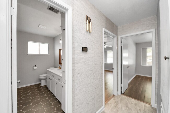 Building Photo - 2405 Pickerton Dr