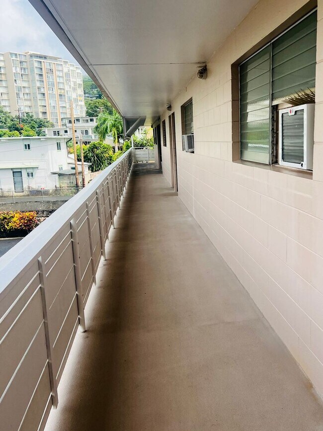 Building Photo - Charming & Breezy 1-Bedroom 1-Bath Hawaiiana Retreat