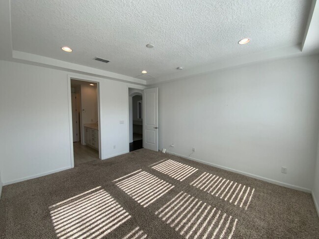 Building Photo - 5 Bedroom Luxury Home Available Near Louis...