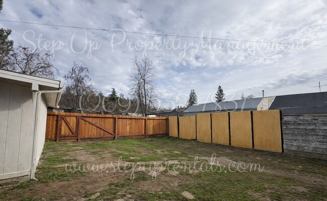 Building Photo - 18669 Pine St